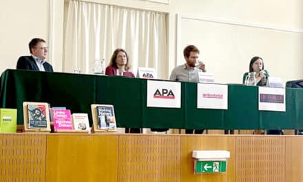Jour­na­lis­mus-Dis­kus­si­on an die Schule