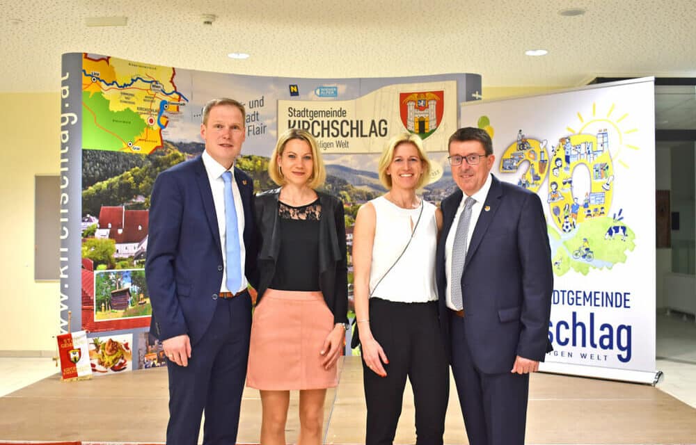 Fei­er­li­cher Stadt­chef-Wech­sel in Kirchschlag