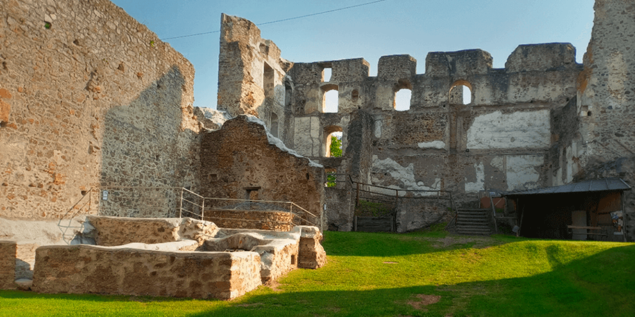 Rose Gar­den and Cast­le Ruin Kirchschlag