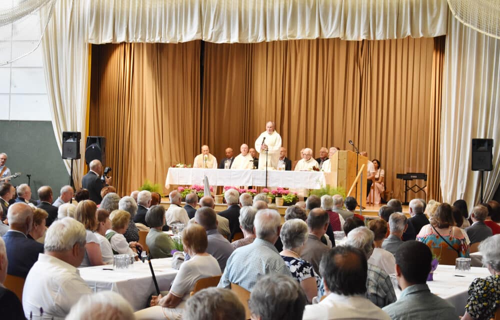 Krum­bach fei­ert zum 60. Priesterjubiläum