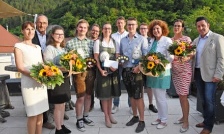 Leh­re mit Matu­ra: Die ers­ten Absol­ven­ten feiern