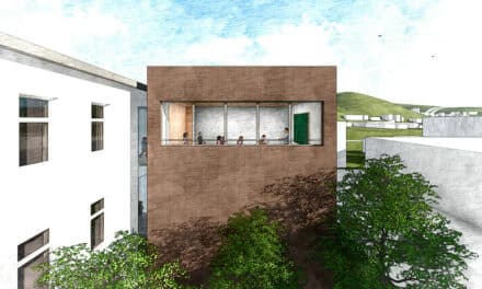 Moder­ne Erwei­te­rung der Volks­schu­le: Holz­turm für Scheib­ling­kirch­ner Schulcampus 