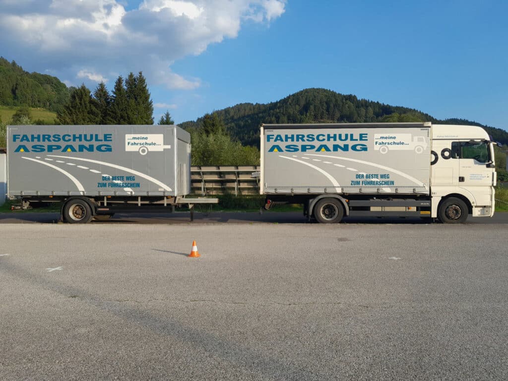 red LKW Zug von der Seite 1