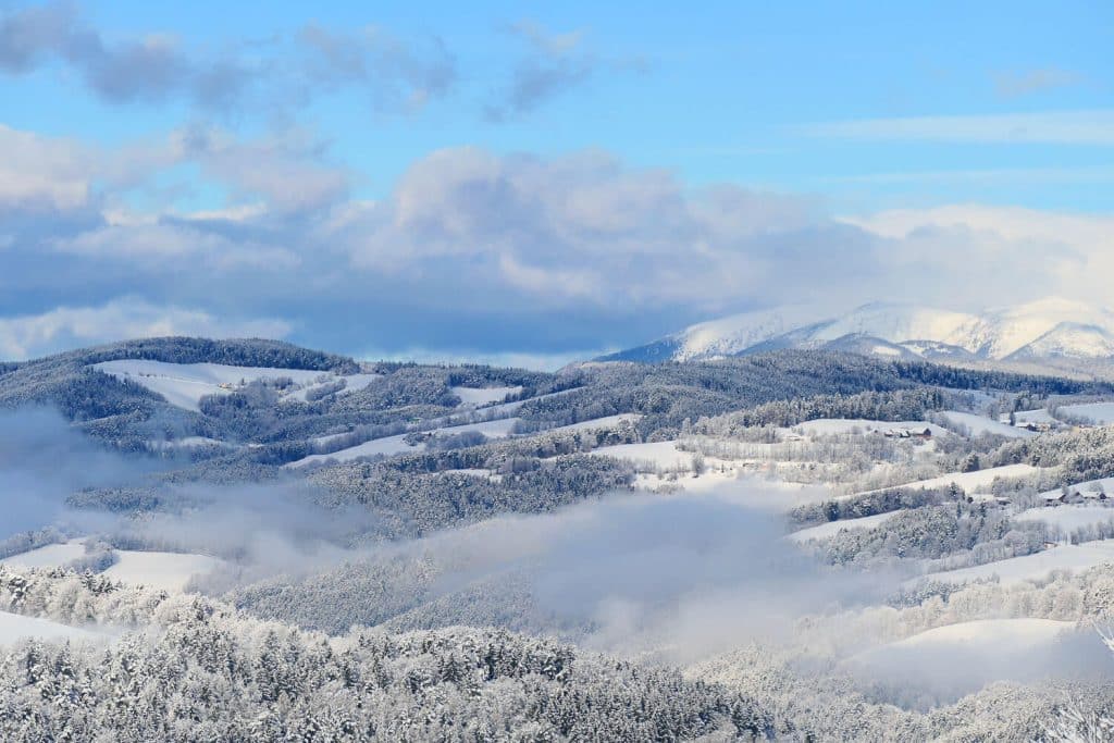 sieger BW1 MaCa BWO Blick ueber die schneebedeckte Bucklige Welt auf den Schneeberg gesehen aus Koenigsberg Aspang
