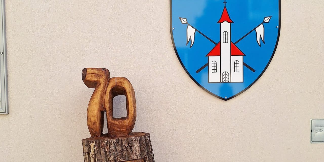 Eine Gemeinde feiert den 70er